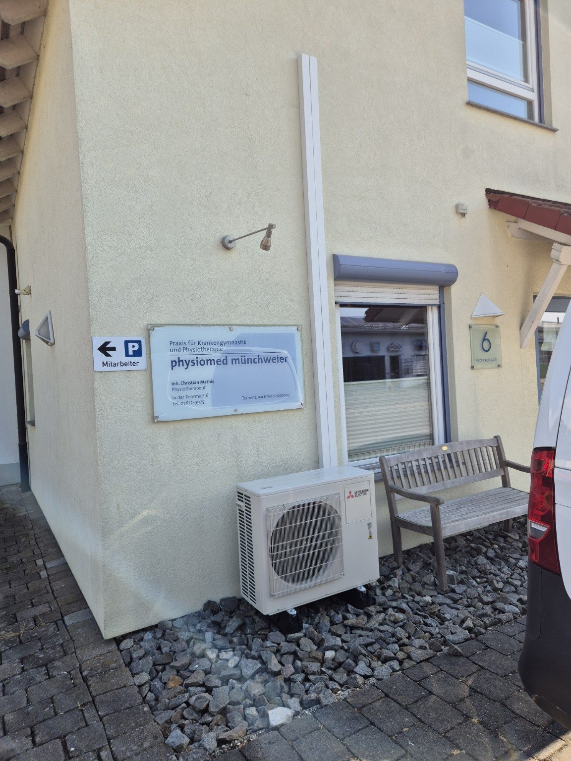 Mitsubishi Electric Außengerät an einer Praxis